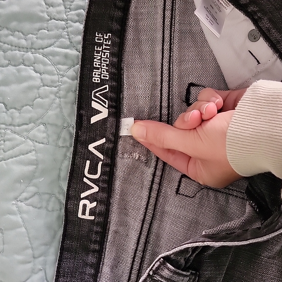 Rvca shorts - Picture 2 of 4